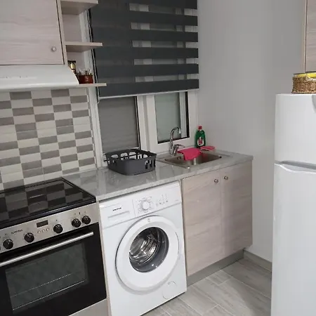 Ioanna κοντά στη θάλασσα. * Kolymbia