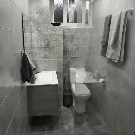 Ioanna κοντά στη θάλασσα. * Kolymbia