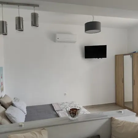 Ioanna κοντά στη θάλασσα. Kolymbia