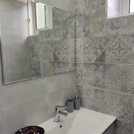 Ioanna κοντά στη θάλασσα. *