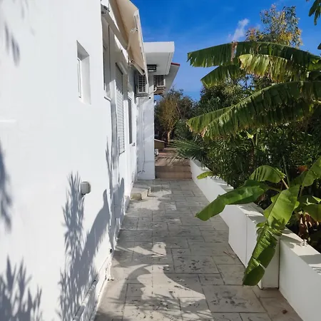 Ioanna κοντά στη θάλασσα. Kolymbia