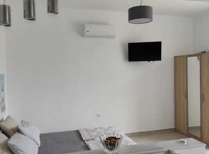 Ioanna κοντά στη θάλασσα. Kolymbia