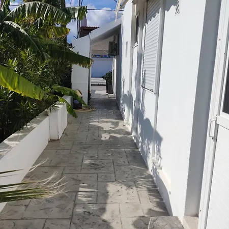 Ioanna κοντά στη θάλασσα.