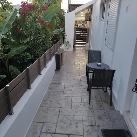 Ioanna κοντά στη θάλασσα. Kolymbia
