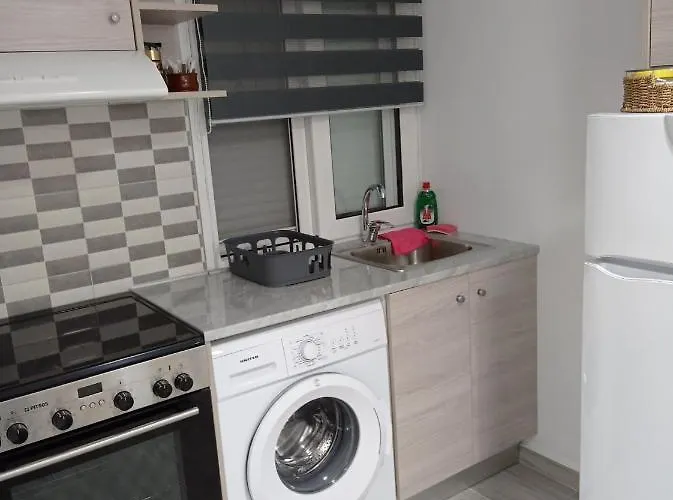 Ioanna κοντά στη θάλασσα. * Kolymbia