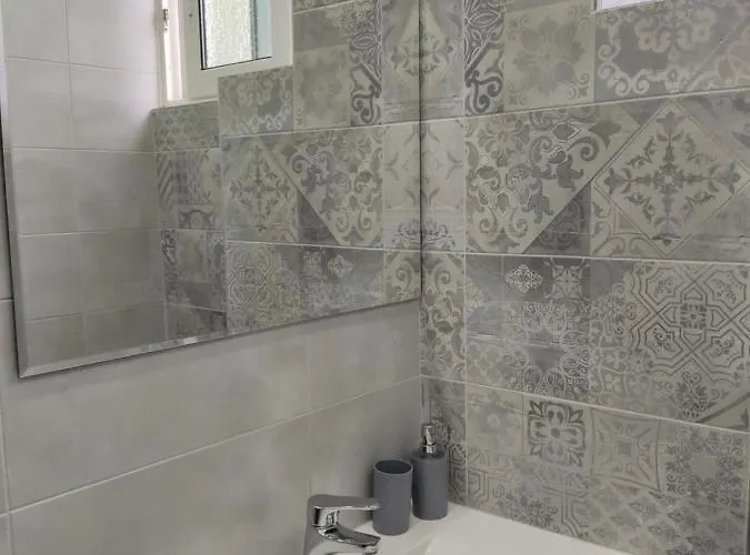 Ioanna κοντά στη θάλασσα. *