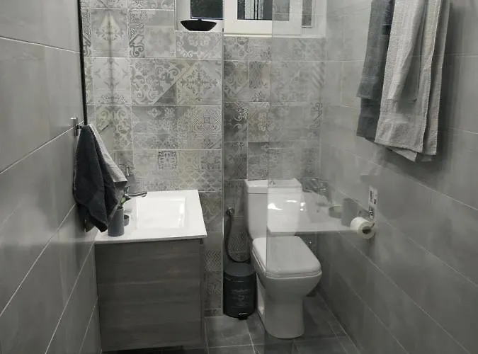 Ioanna κοντά στη θάλασσα. * Kolymbia