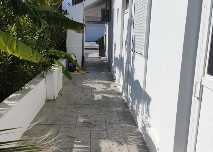 Ioanna κοντά στη θάλασσα.